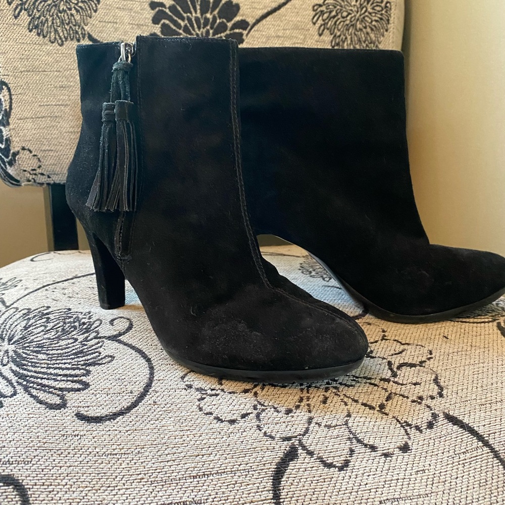 Black suede Bandolino ankle boot with zip and tassel size 8.5 with 3" heel